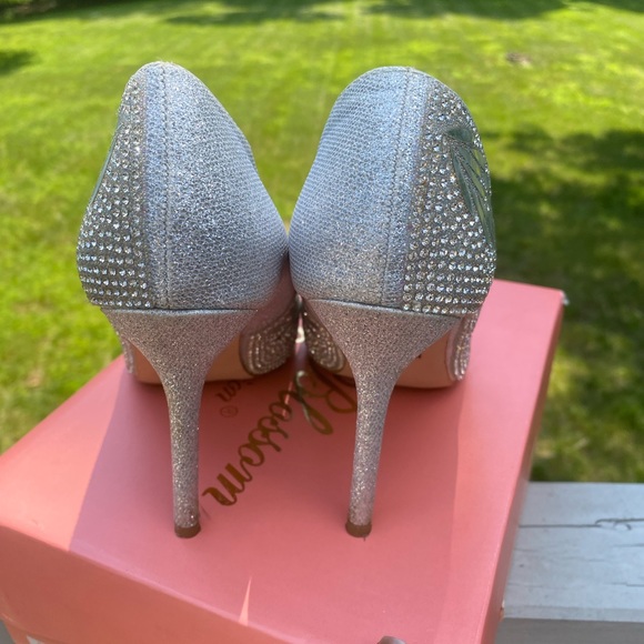 Silver heels - Picture 2 of 7